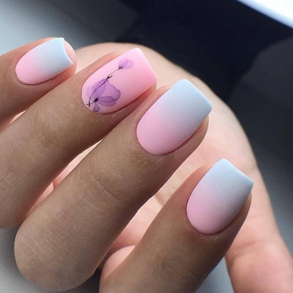 Яркий гель на коротких ногтях моветон