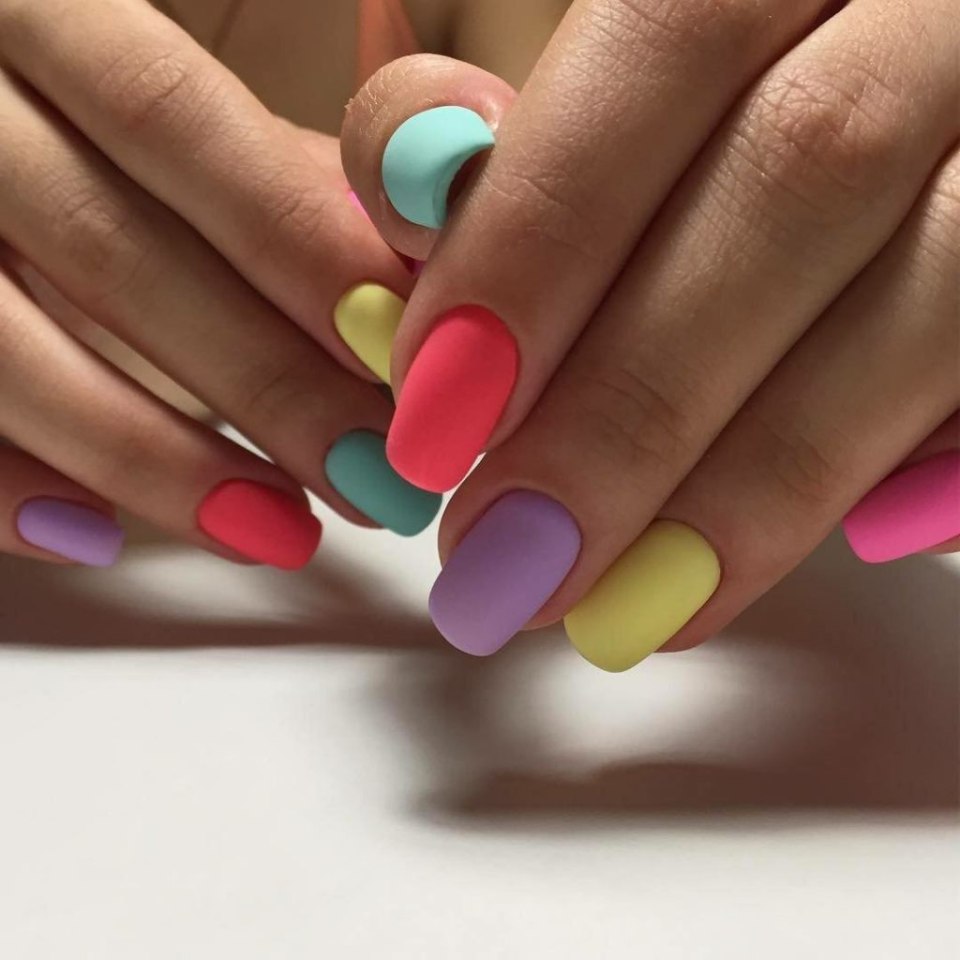 Яркий маникюр