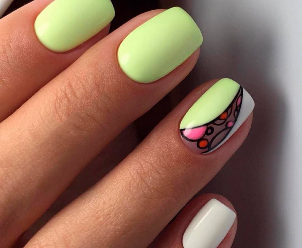 Серенего-жёлтый маникюр