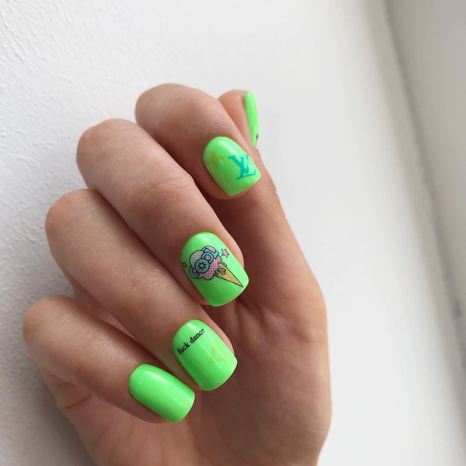 Яркий матовый маникюр