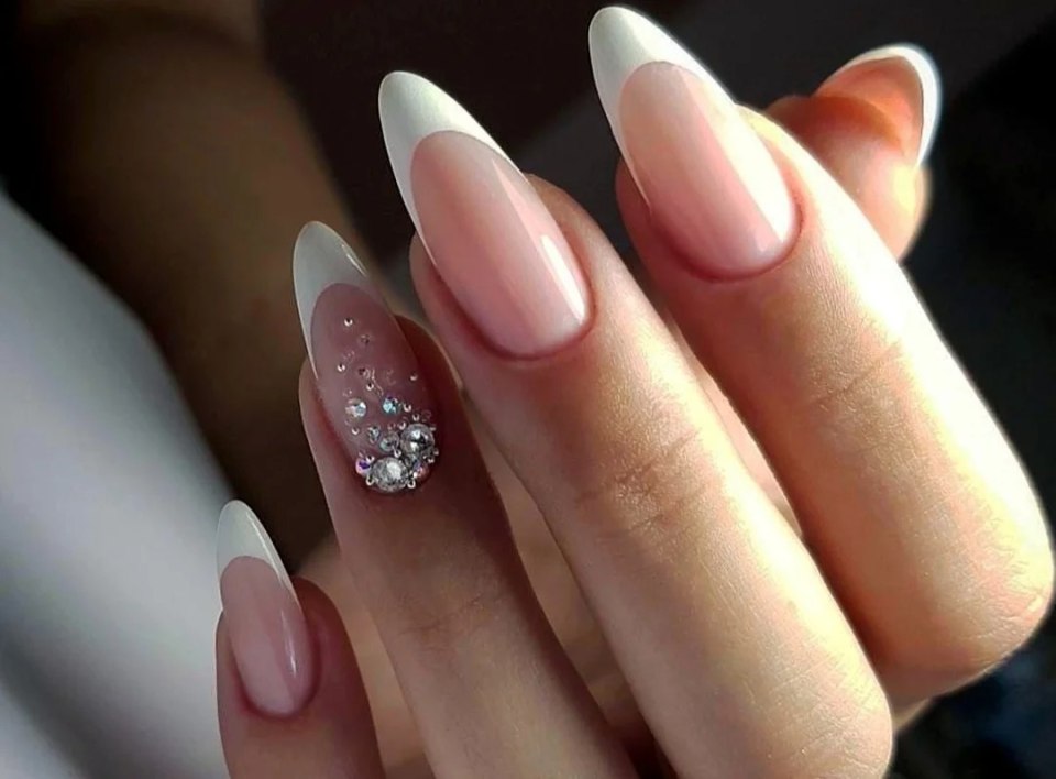 Белый френч миндаль