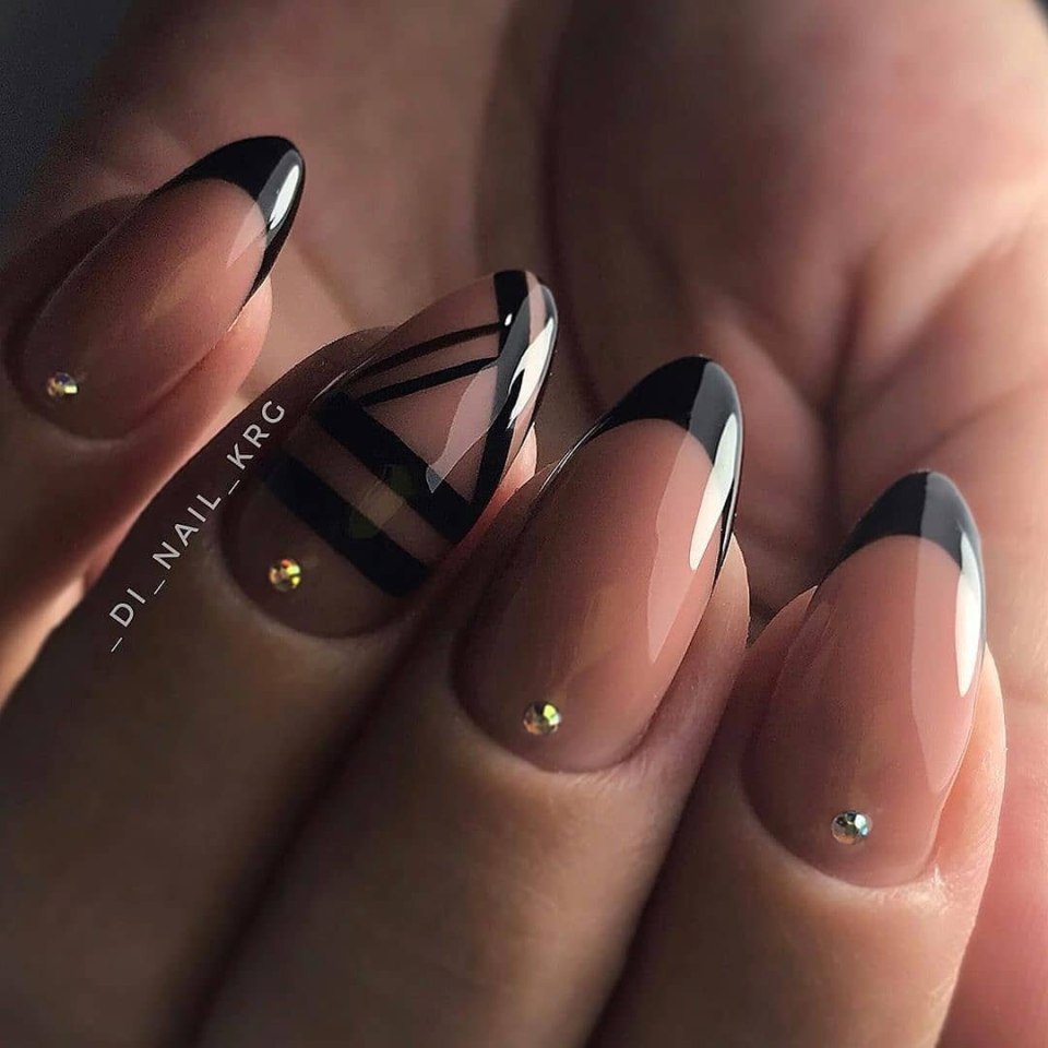 Красивый черный френч на ногтях