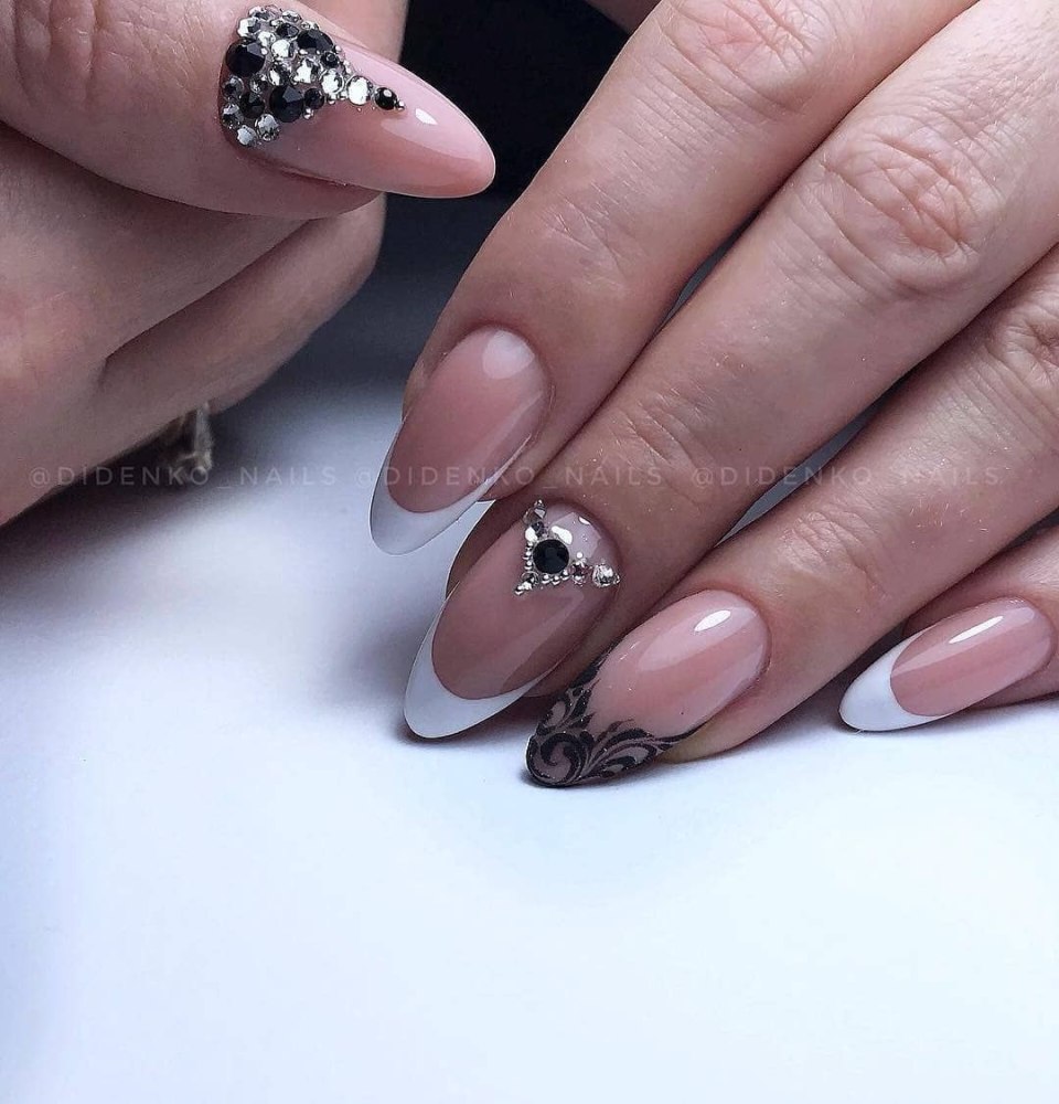 Маникюр френч черно-белый миндаль