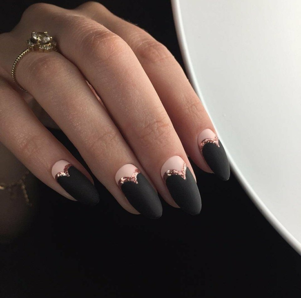 Чёрный матовый френч на миндаль