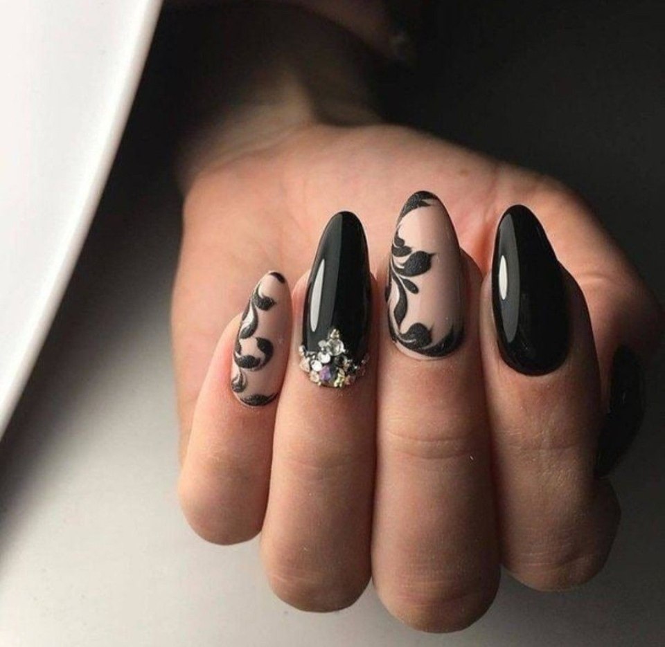 Маникюр на выпускной черный