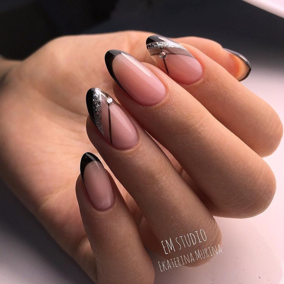 Тёмный френч на овальных ногтях