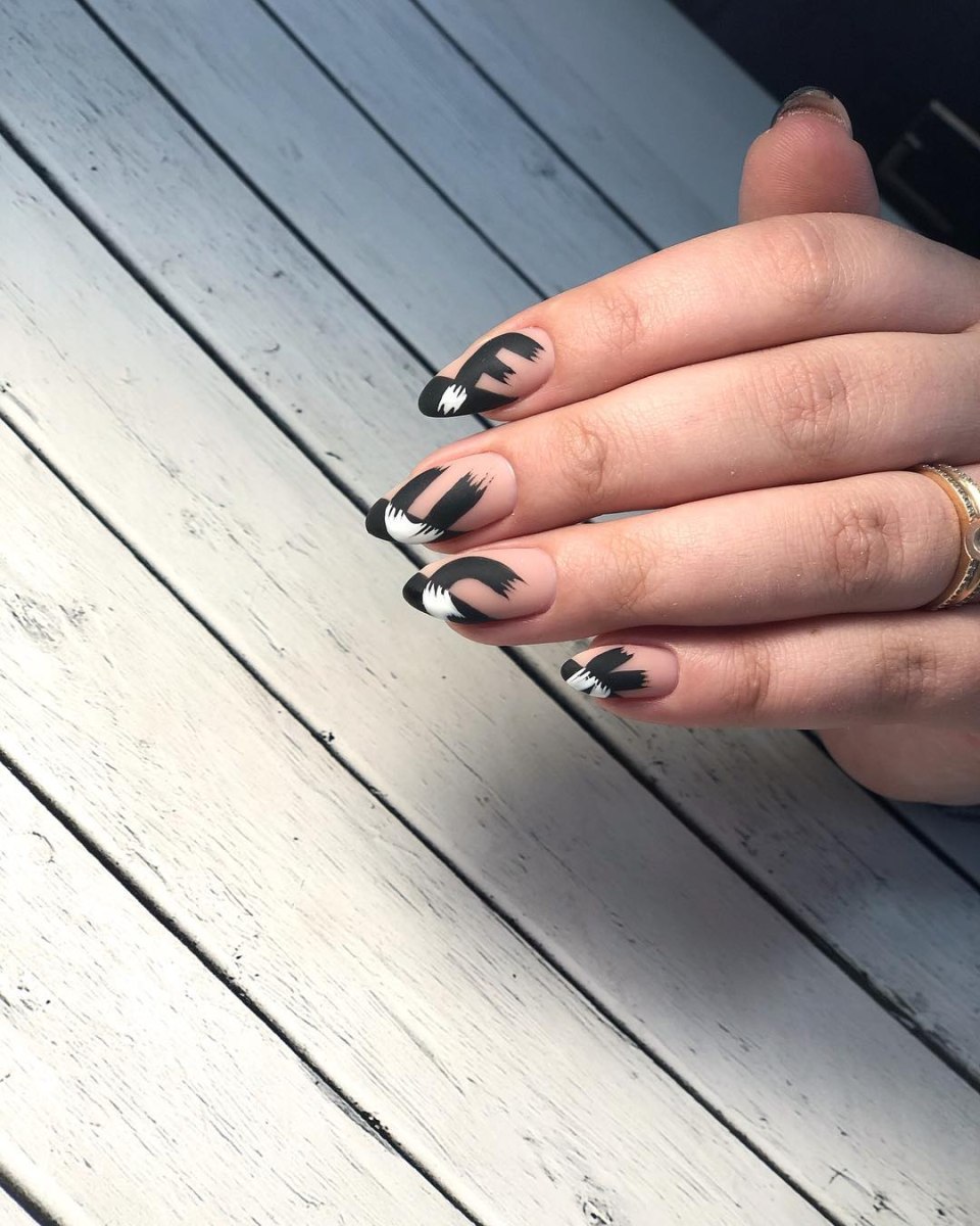 Стилизованный френч на ногтях черный