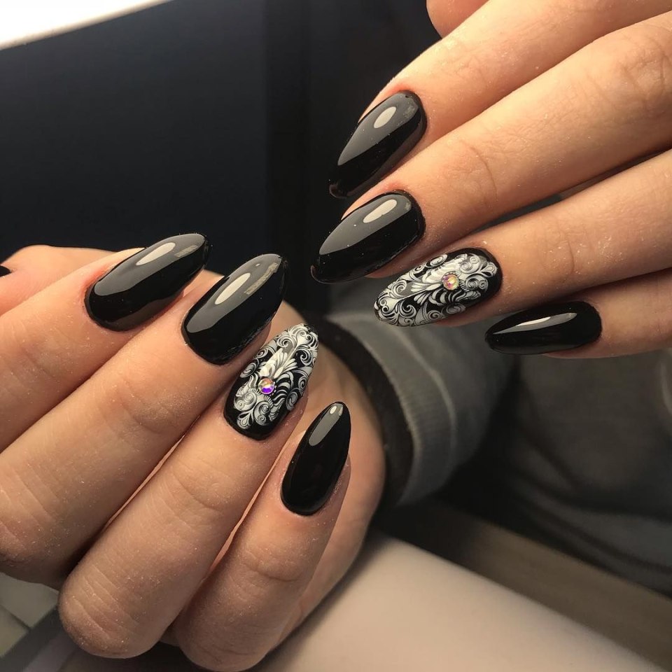 Тёмный маникюр 2020 модные