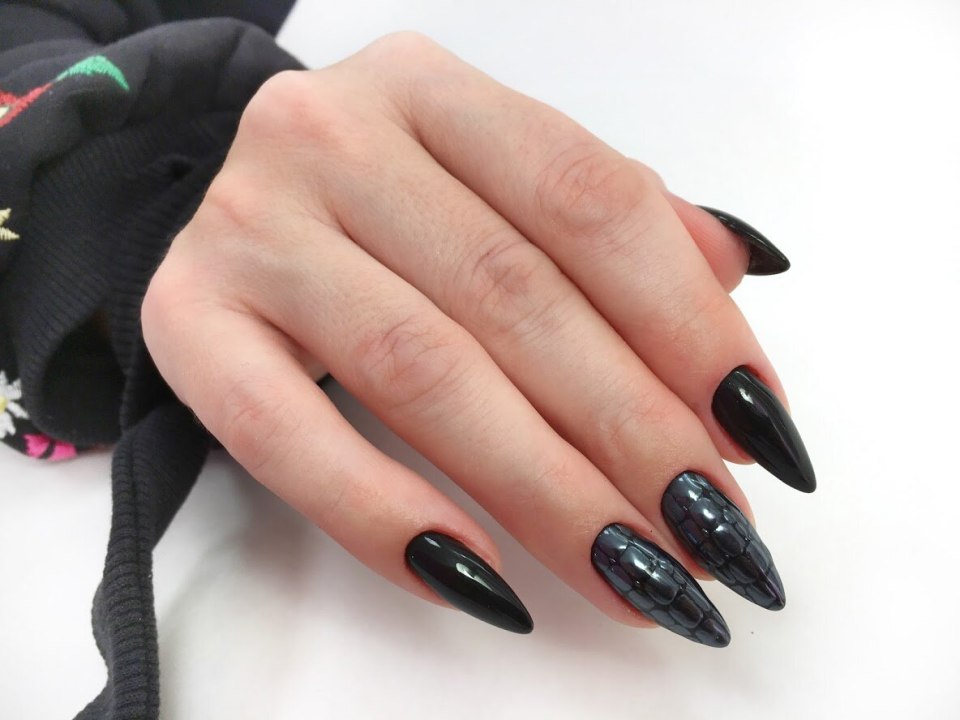 Черно белый маникюр на овальные ногти