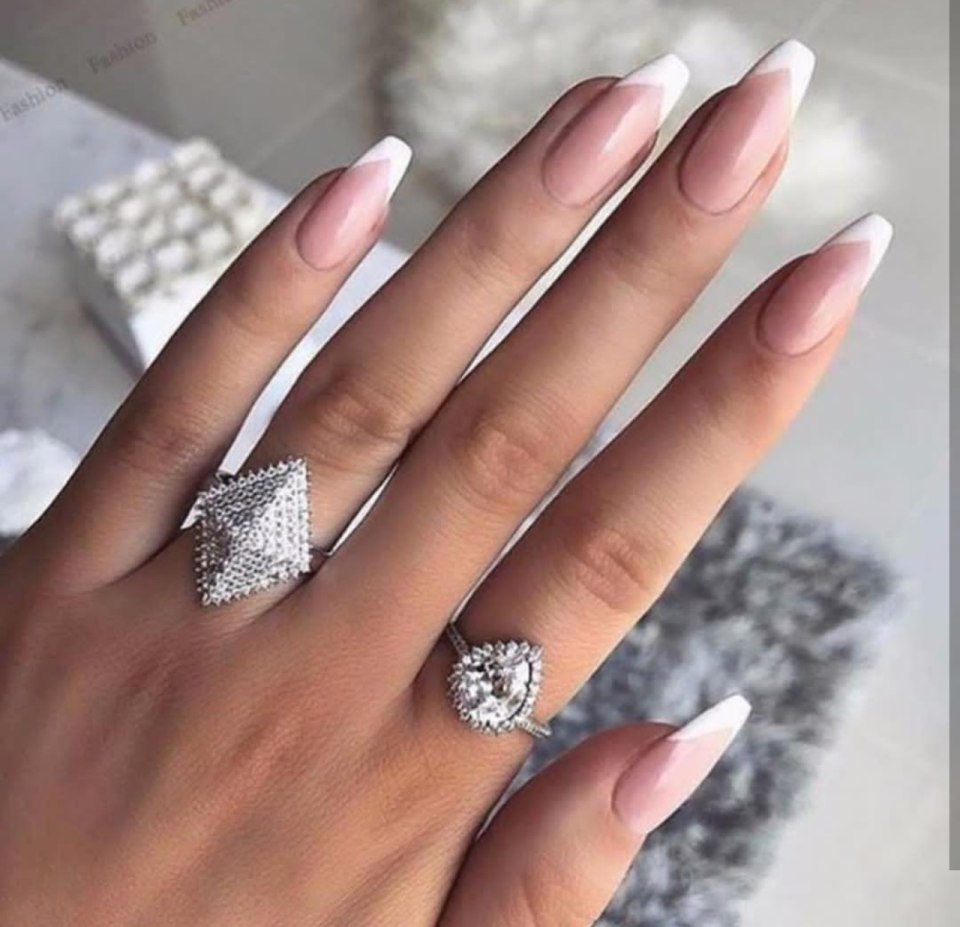 Маникюр со стразами на короткие острые ногти