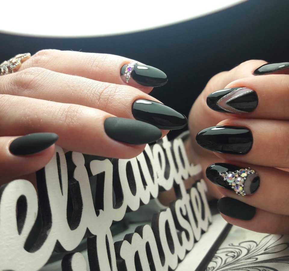 Треугольный френч на ногтях миндалевидной формы