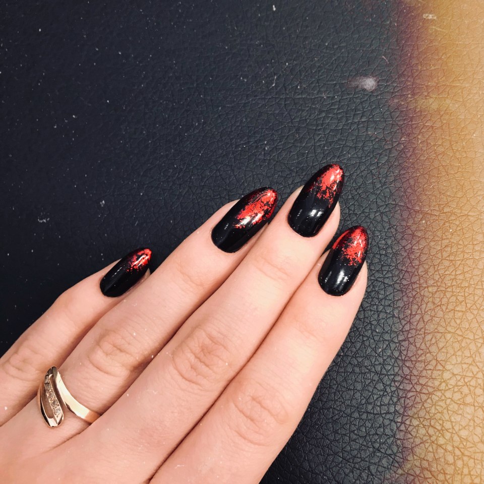 Ногти чёрные с золотом