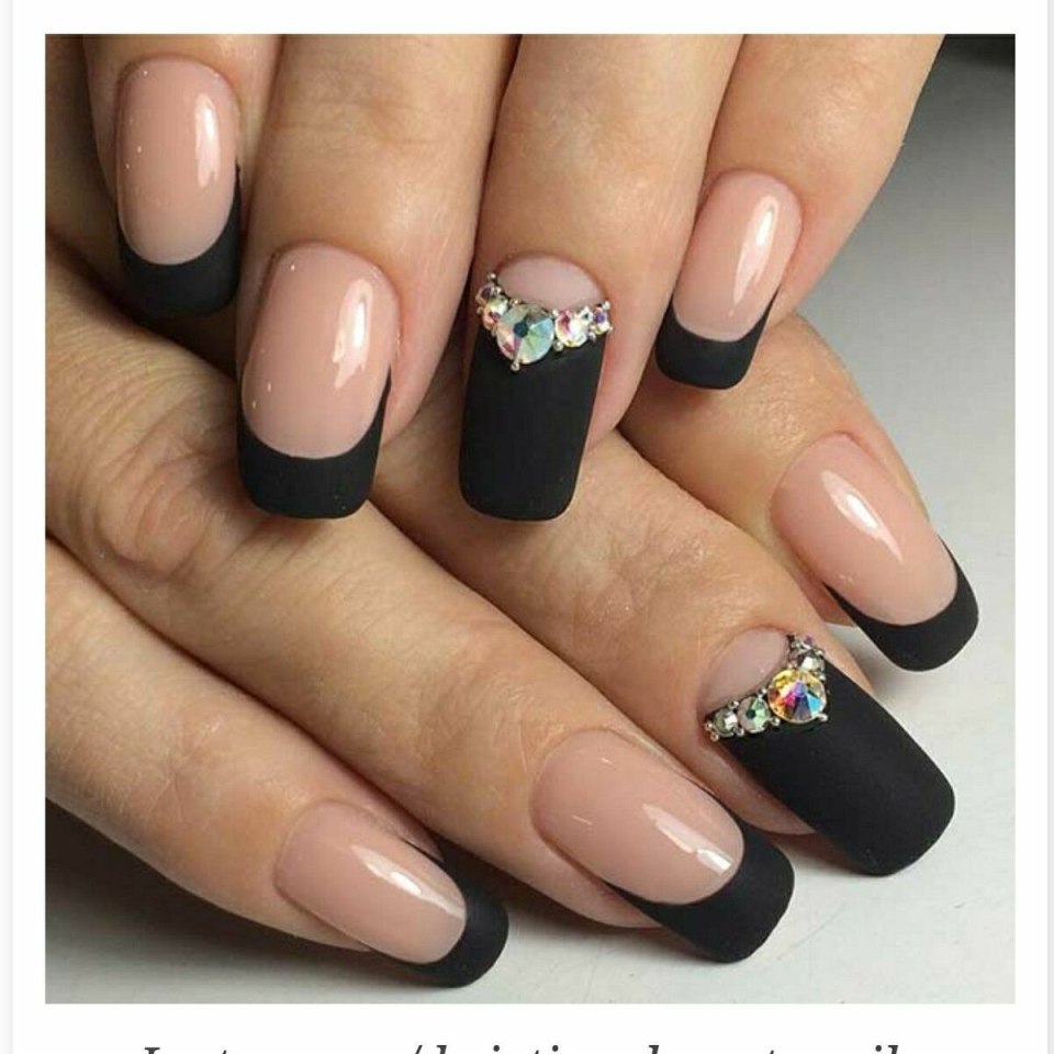 Маникюр на короткий миндаль черный