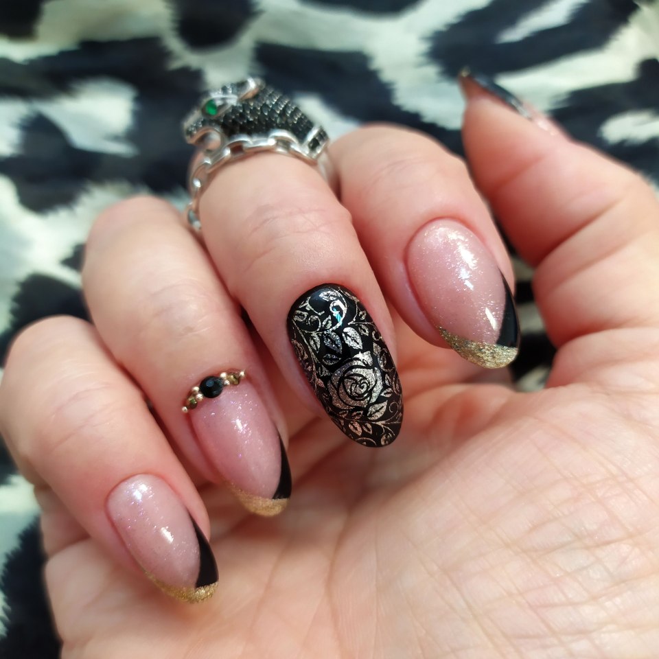 Черные ногти миндаль короткие