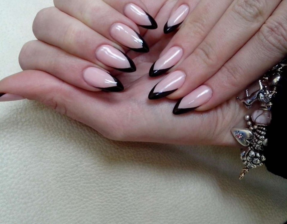 Френч черный на ногтях миндаль