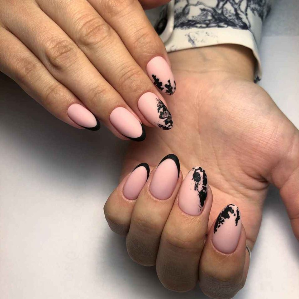 Матовый френч на миндалевидных ногтях