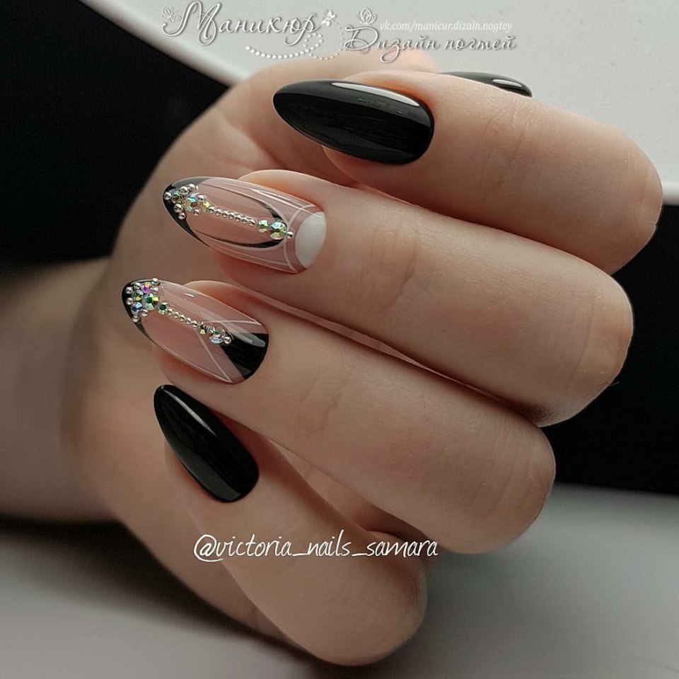 Элегантный маникюр на овальные ногти темный