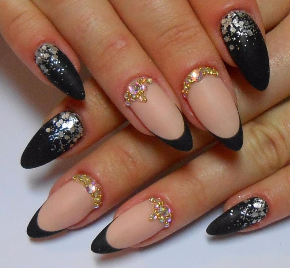 Наращивание ногтей черные с золотом