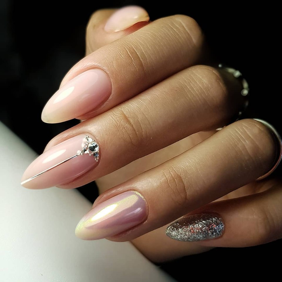 Маникюр френч с бабочками и стразами