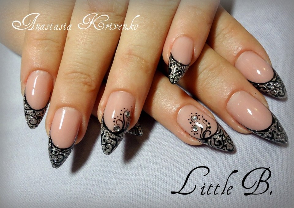 Черный френч с серебром на овальные ногти