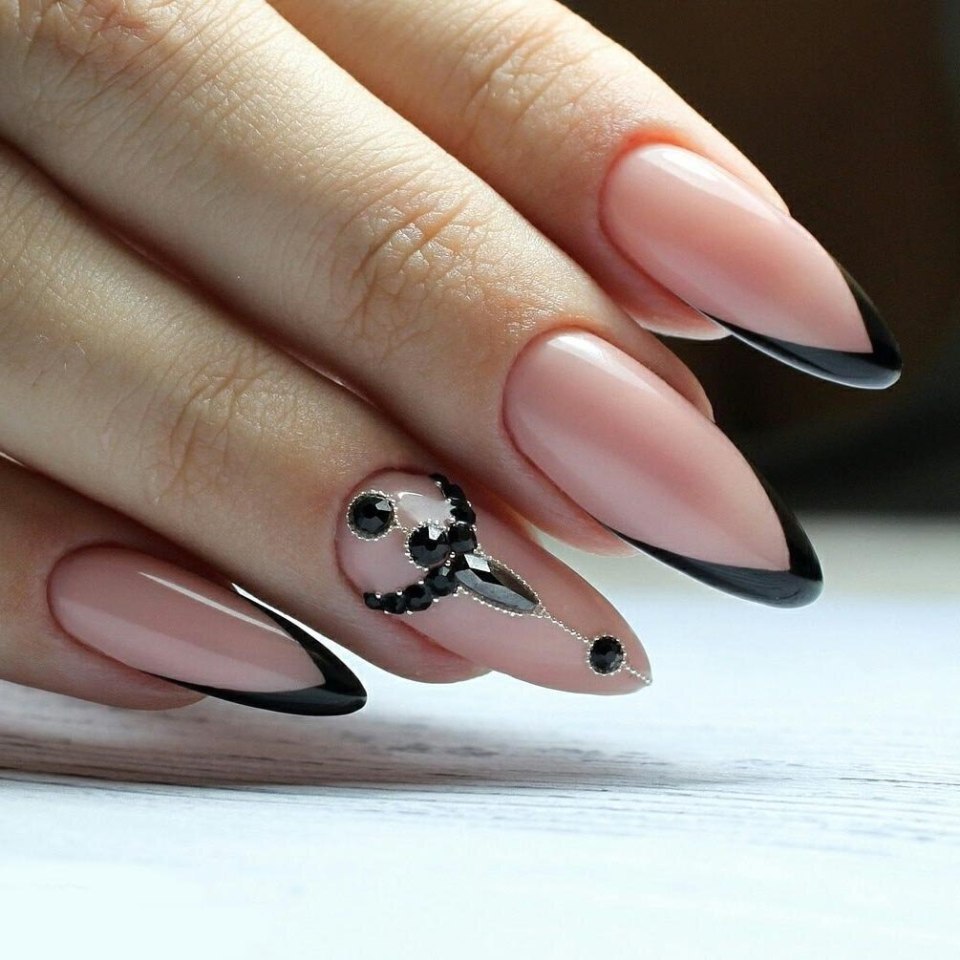 Маникюр френч черный миндаль