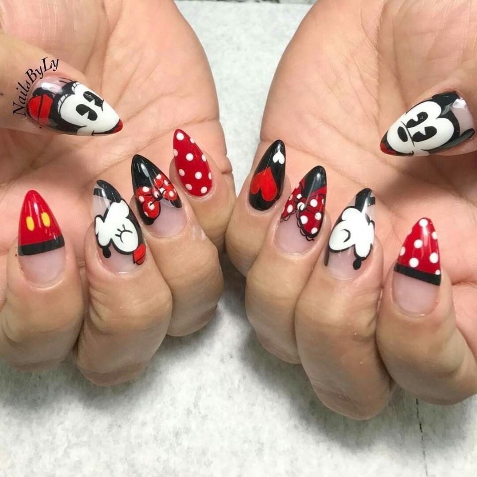 Маникюр с Микки и Минни Маус