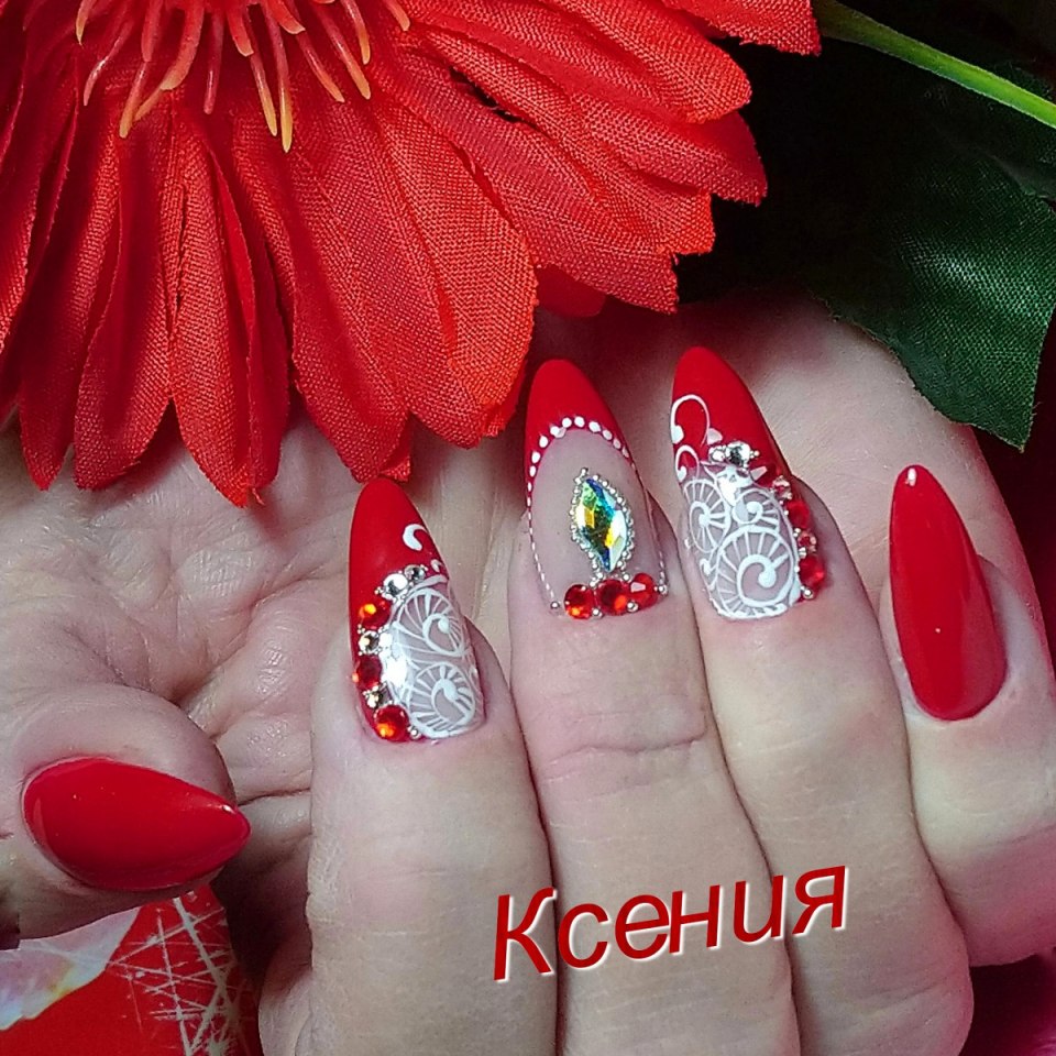 Красный маникюр с рисунком и стразами