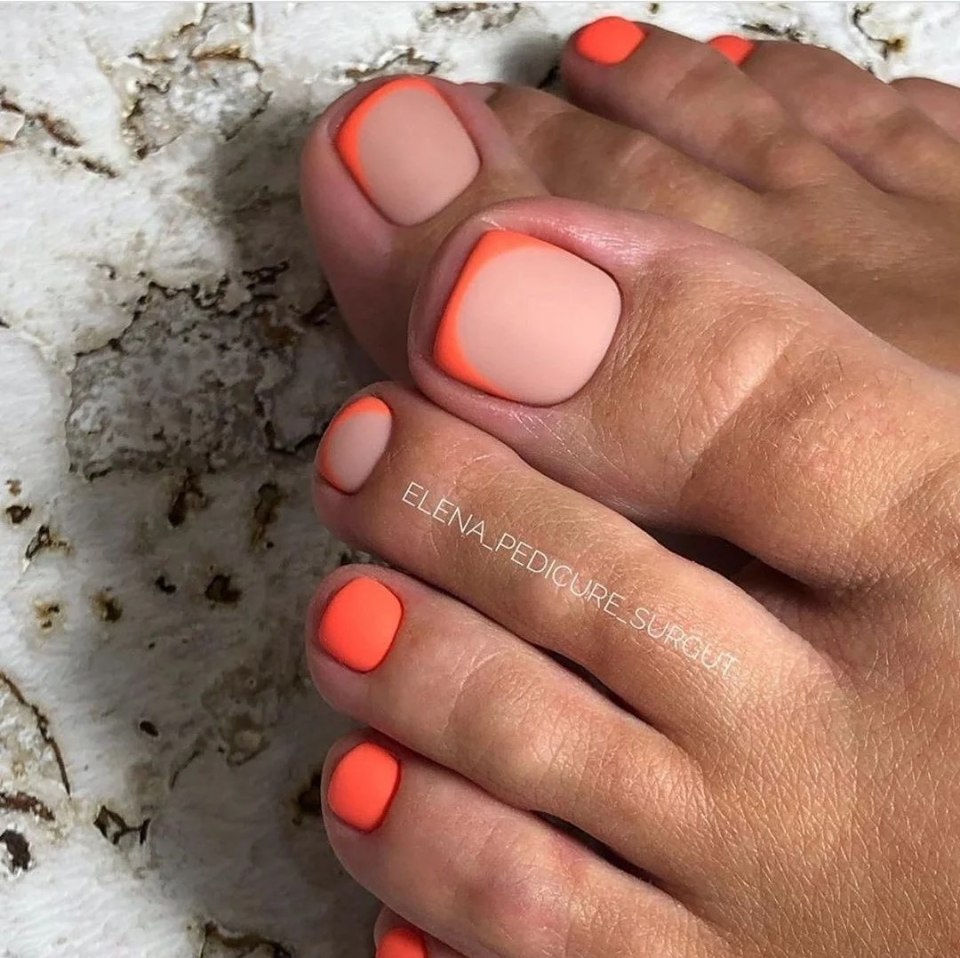 Педикюр коралловый матовый