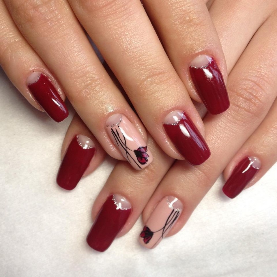 Ногти бордовый френч с аэрографией