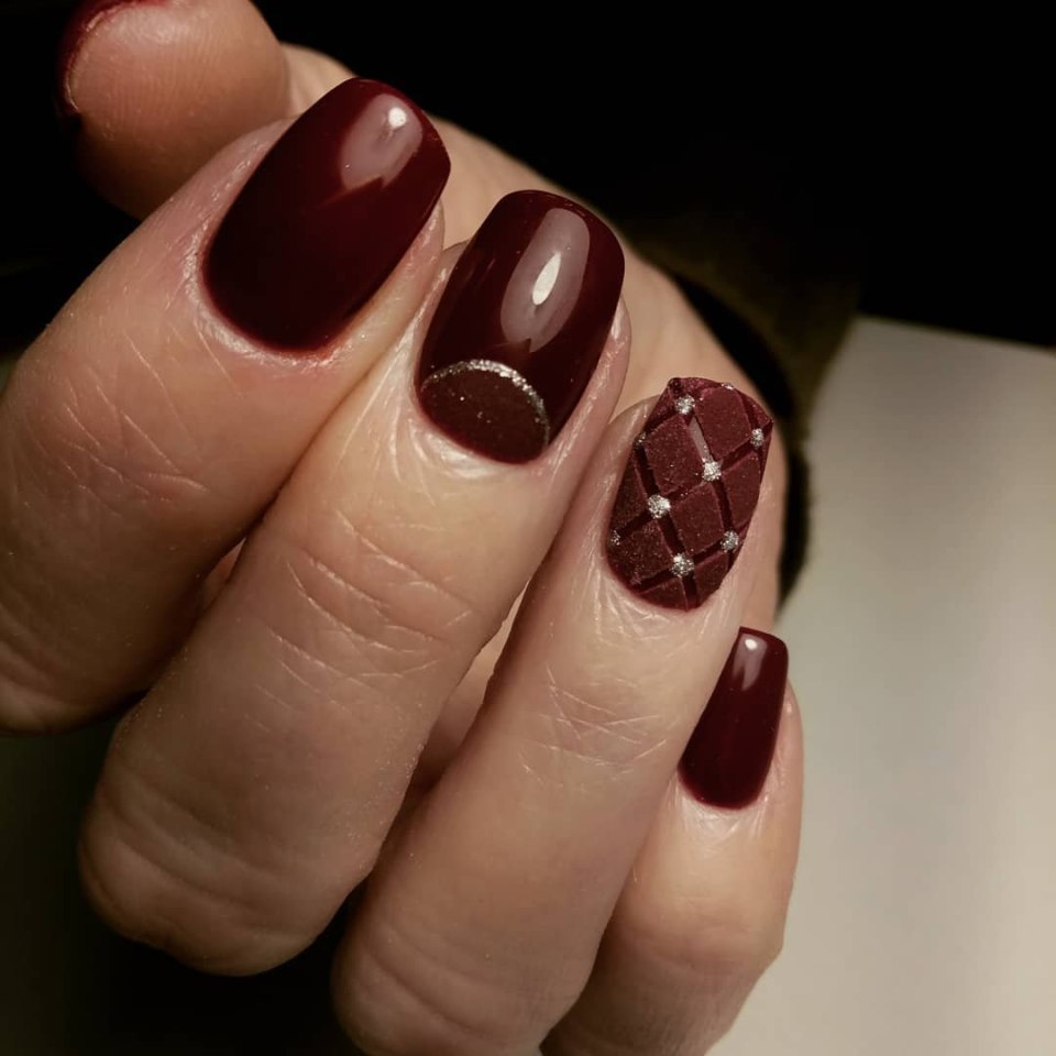 Маникюр марсала с блёстками