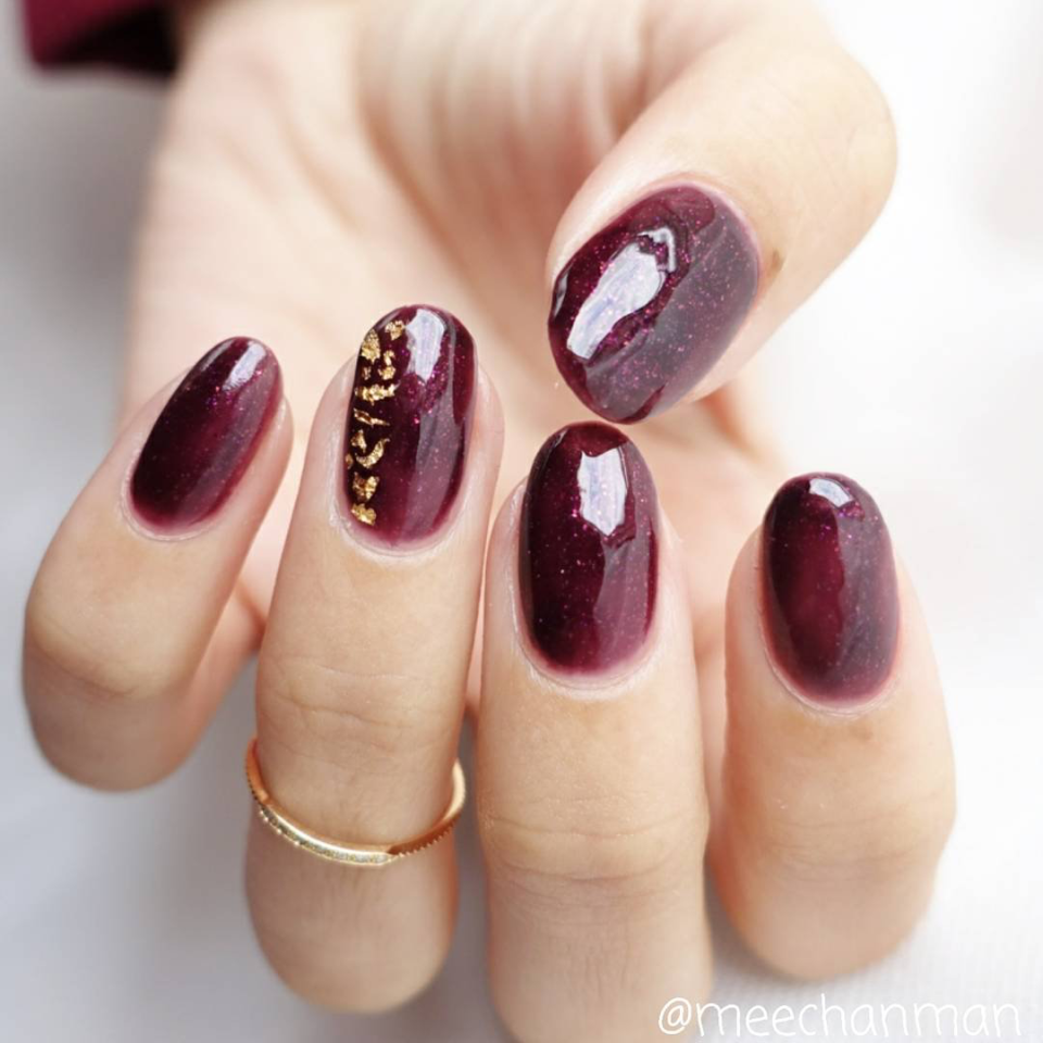 Лунный маникюр бордового цвета