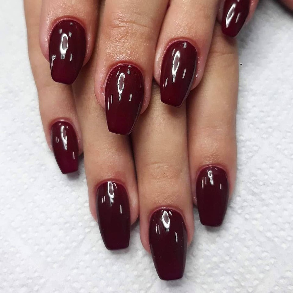 Бордовые овальные ногти