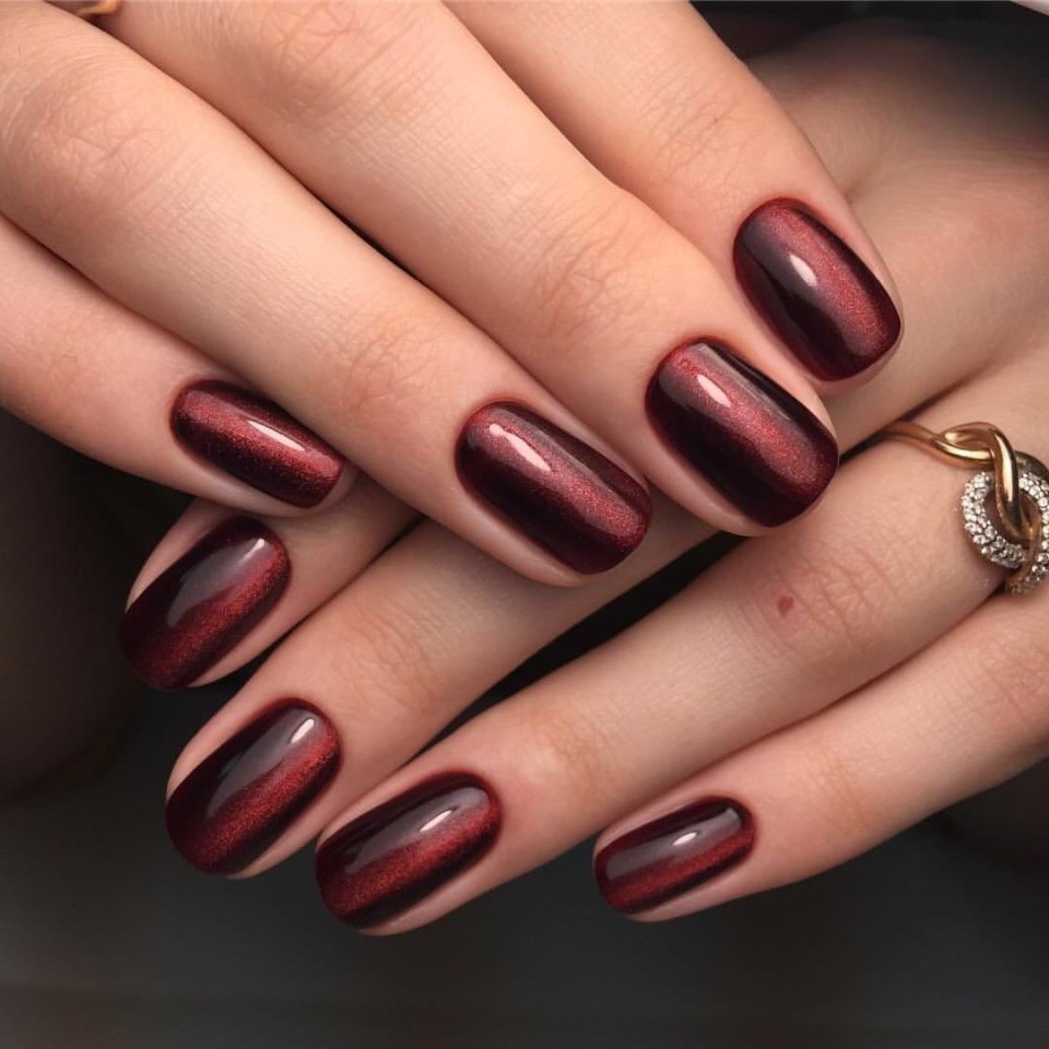 Темно-красный маникюр
