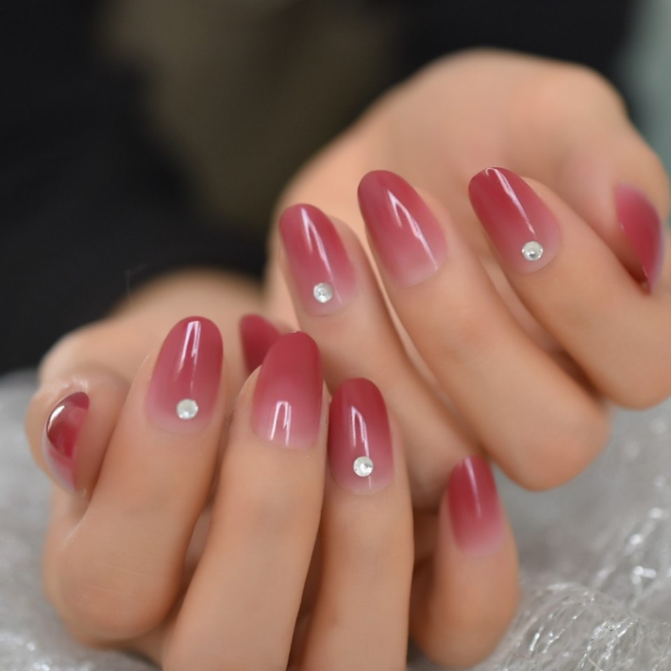 Темно-красный маникюр