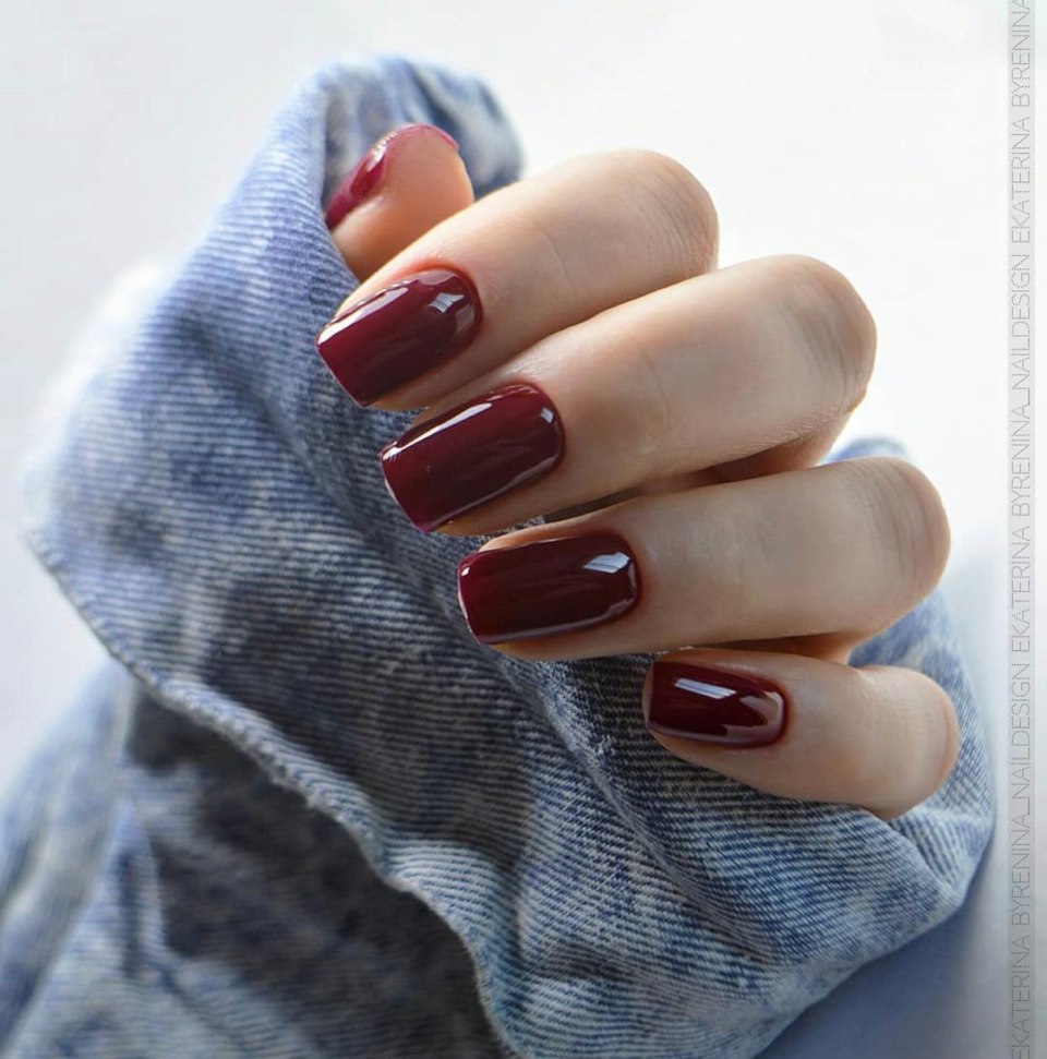 Бордовый маникюр с серебряным френчем