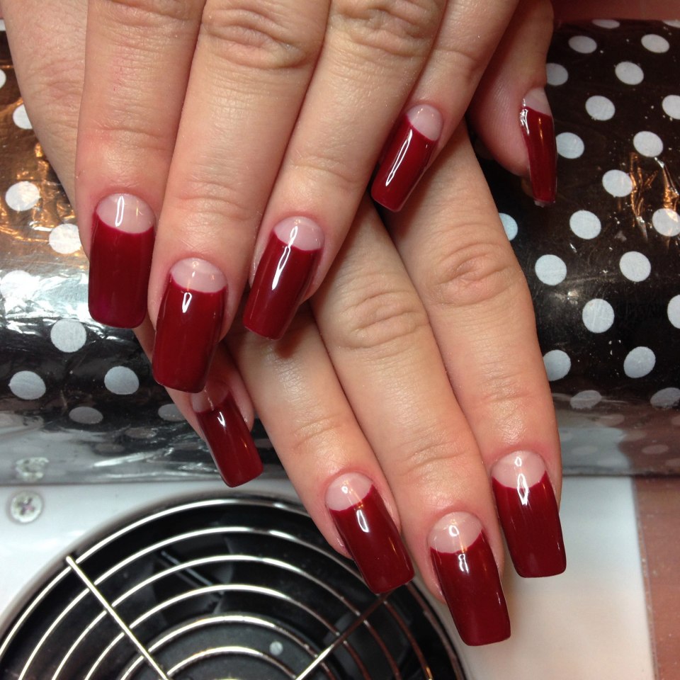 Маникюр бордовый матовый с сердечком