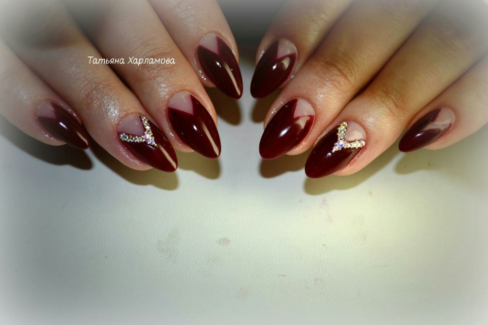 Красный маникюр с прозрачными лунками