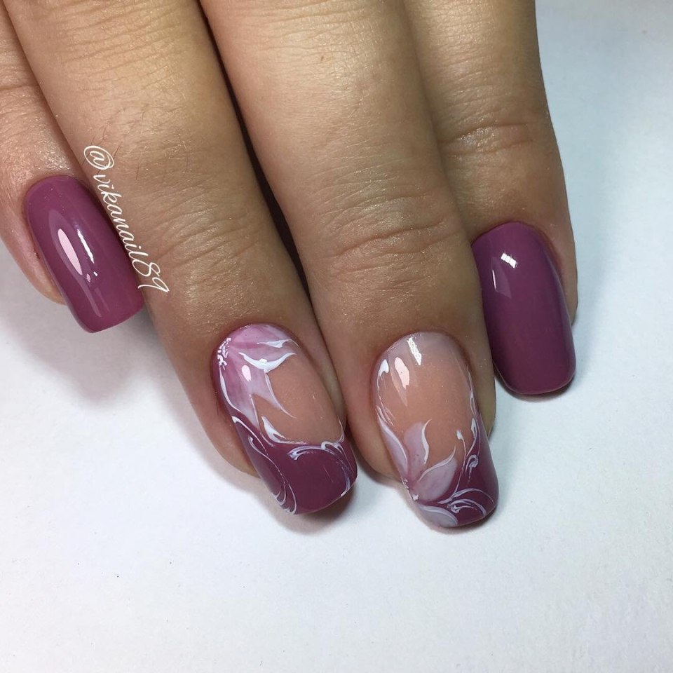 Маникюр с цветными лунками