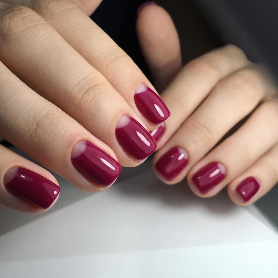 Маникюр винного цвета с золотом