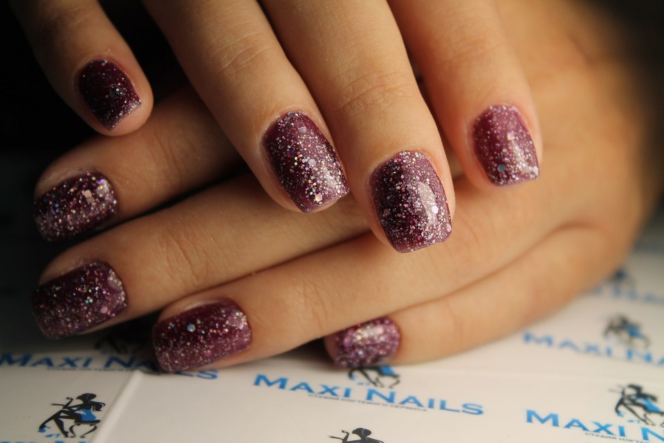 Маникюр лунки, черно красный