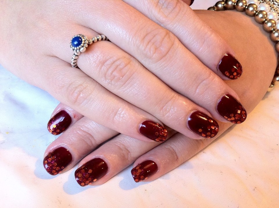 Бордовый френч на ногтях
