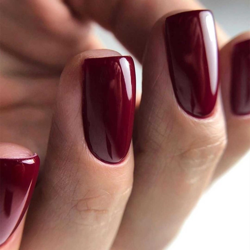 Маникюр с вертикальными полосками