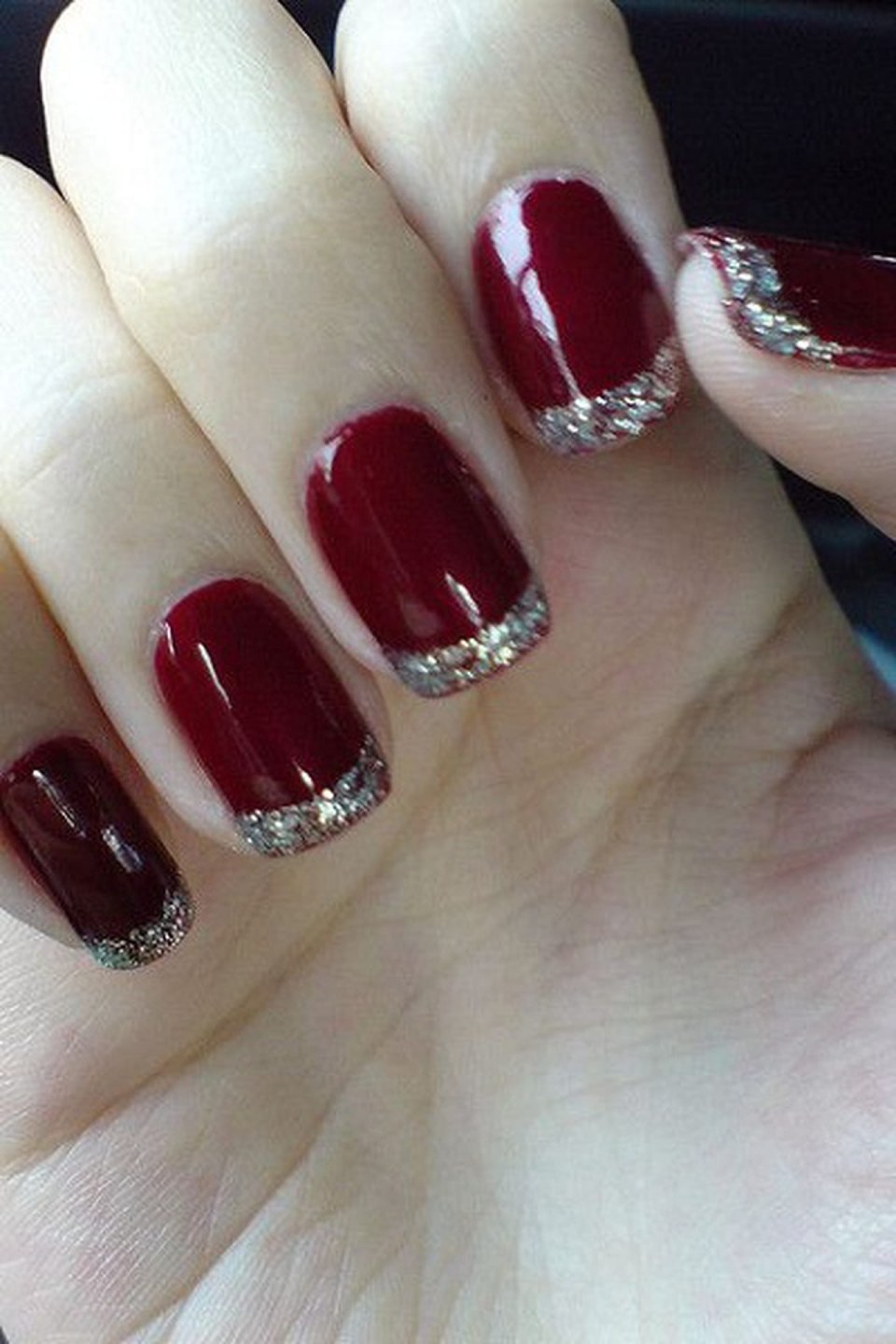 Бордовые треугольные ногти