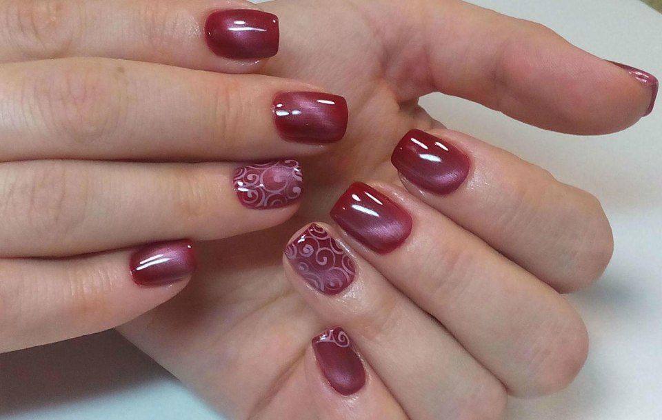 Маникюр вишневого цвета с узорами