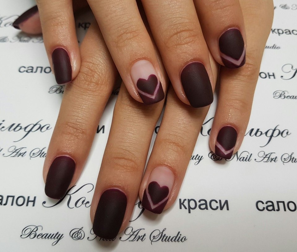 Сливовый маникюр на короткие ногти