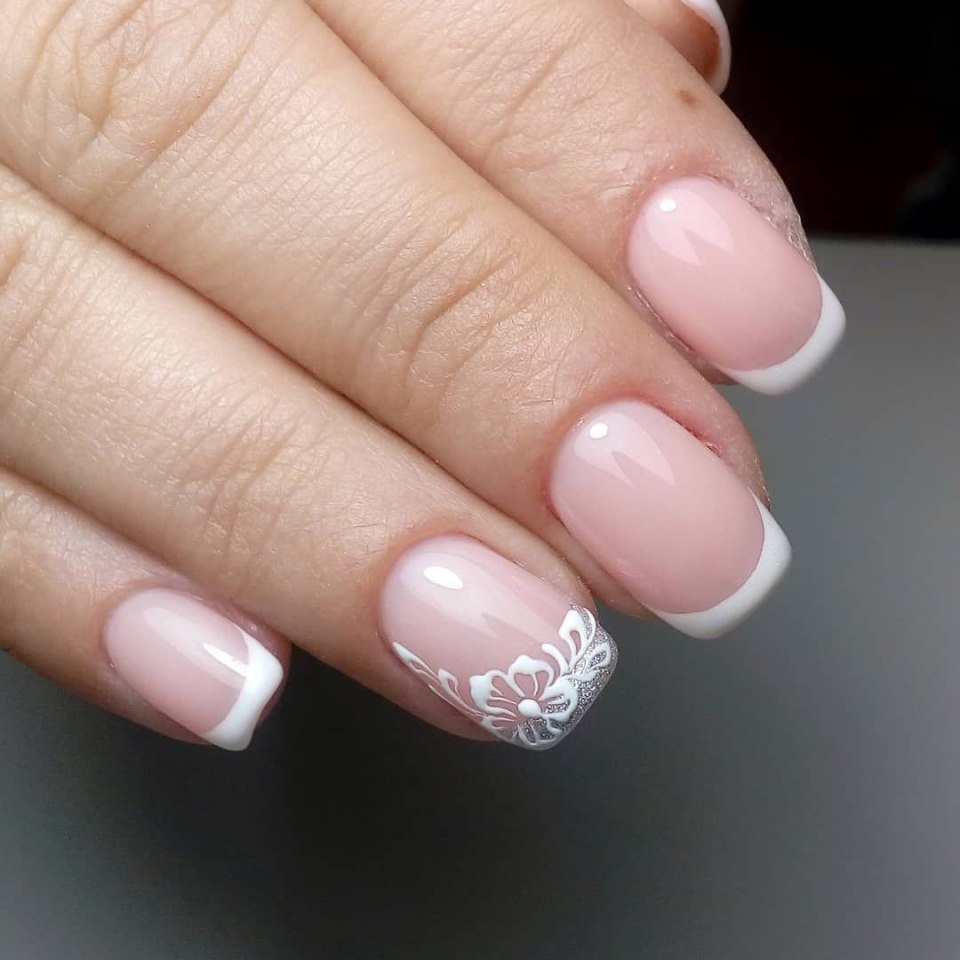 Французский маникюр с дизайном