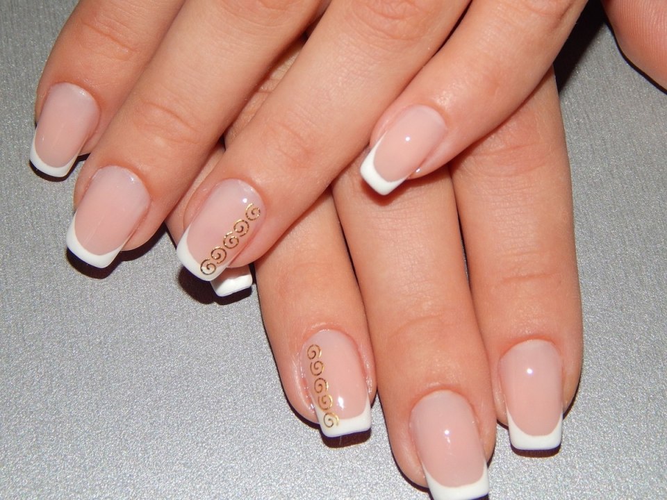 Нарощенные ногти френч