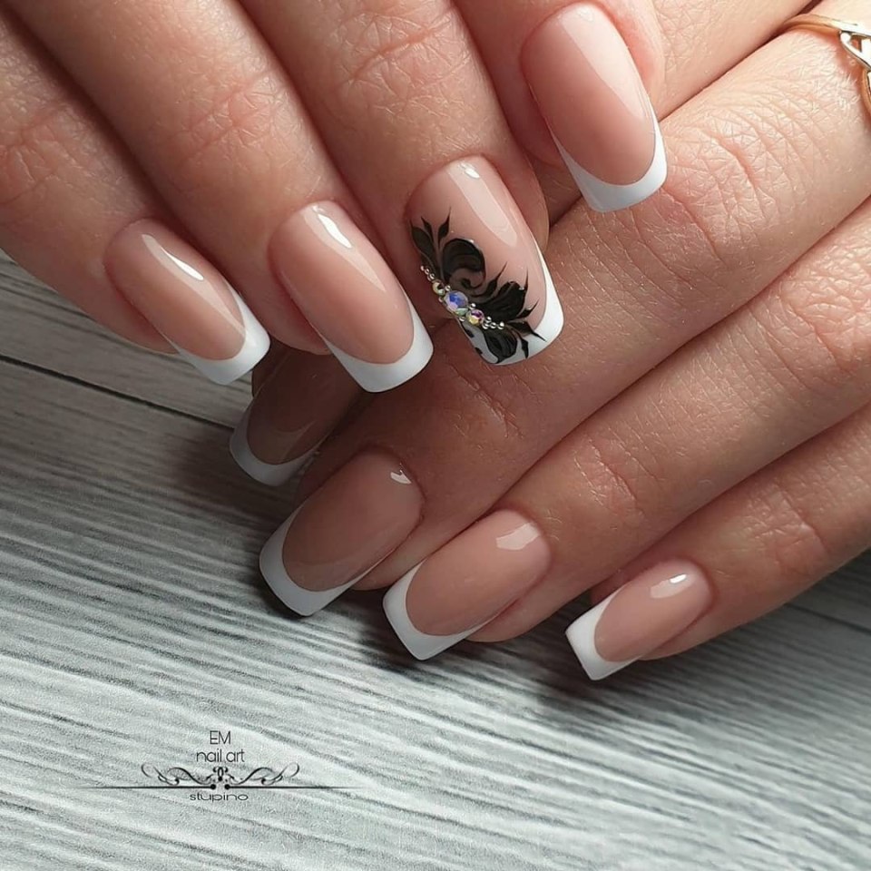 Нежный маникюр френч на короткие