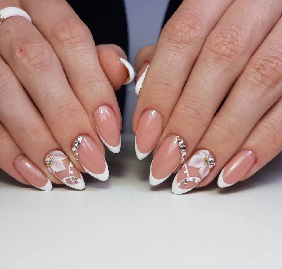 Маникюр френч со стразами