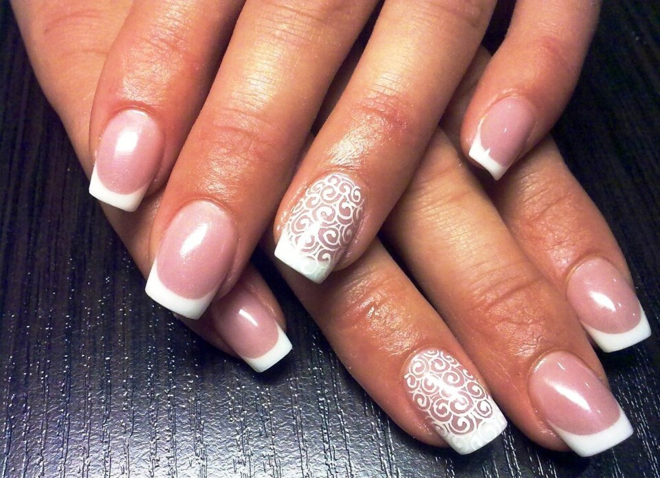 Молочный френч на ногтях
